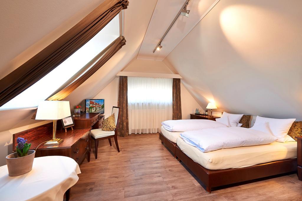Brauereigasthof Zum Loewenbraeu Adelsdorf Room photo